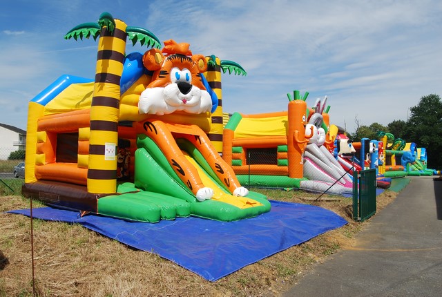 Lukylud propose une très large gamme de jeux gonflables comme le combo tigre au premier plan.