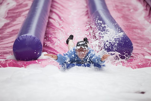 Ventriglisse gonflable, jeu aquatique avec de l'eau