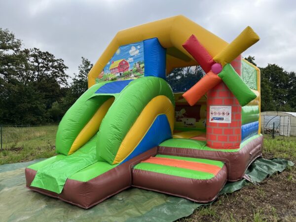 Château gonflable toboggan ferme avec moulin