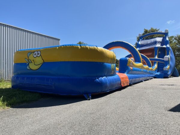 Toboggan gonflable aquatique océan avec piste.