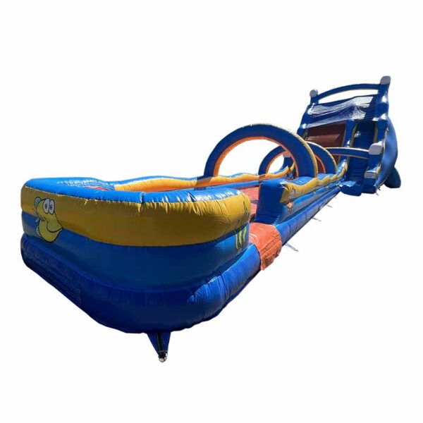 Toboggan gonflable aquatique océan visuel.